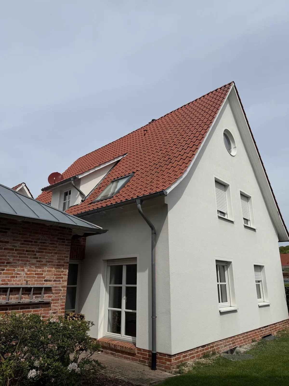 Einfamilienhaus mit Klinkersockel und Satteldach