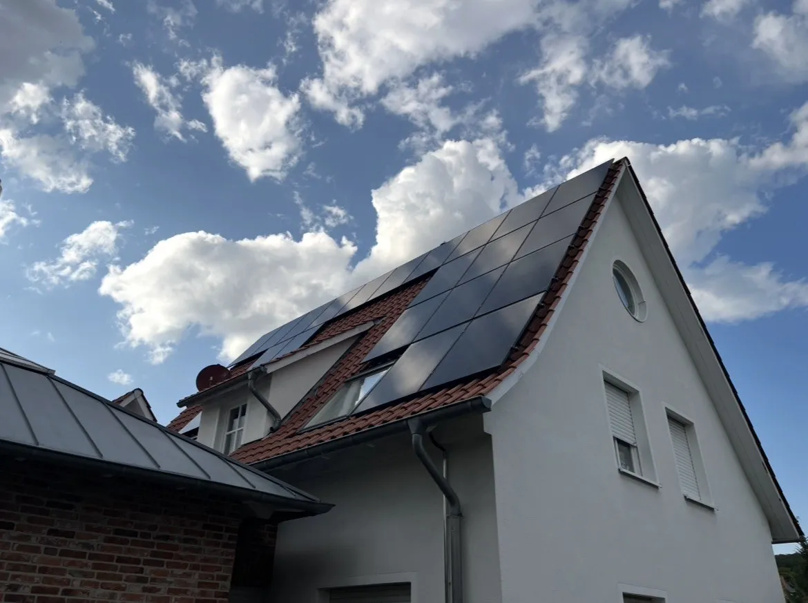 Einfamilienhaus mit Photovoltaikanlage auf dem Ziegeldach