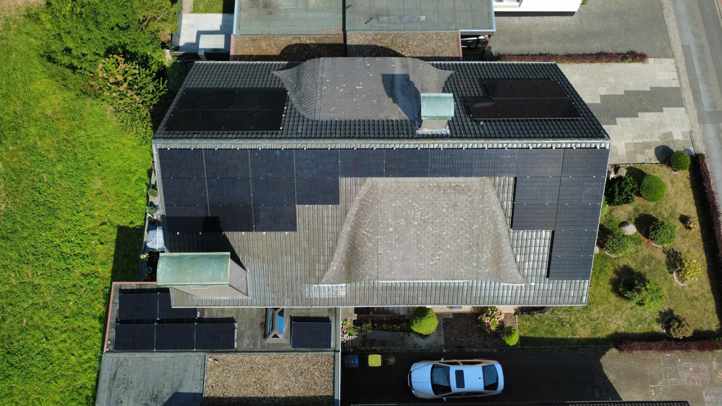 Photovoltaikanlage auf dem Dach eines Einfamilienhauses, Luftaufnahme
