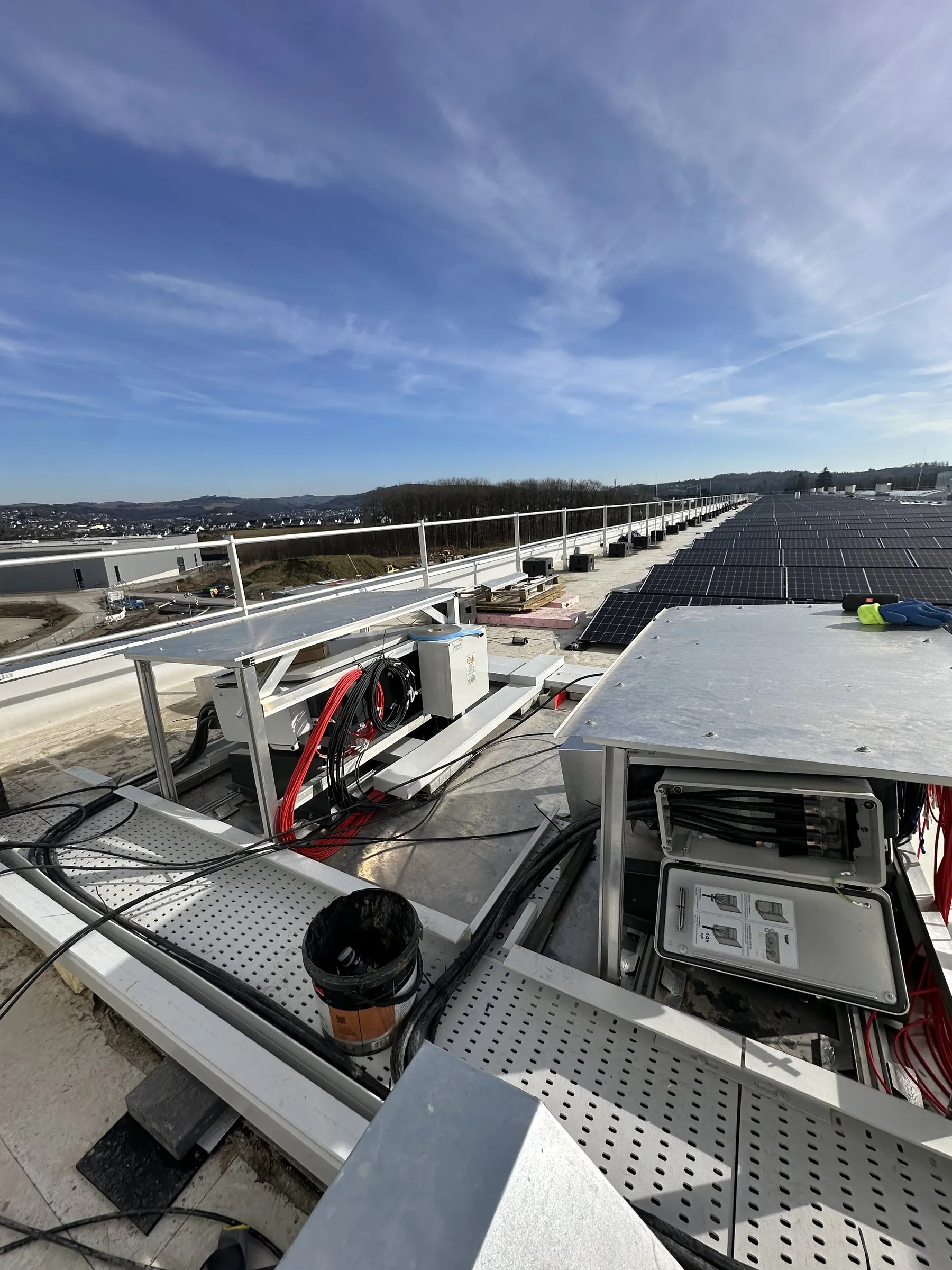 Photovoltaikmodule auf einem Flachdach während der Montage