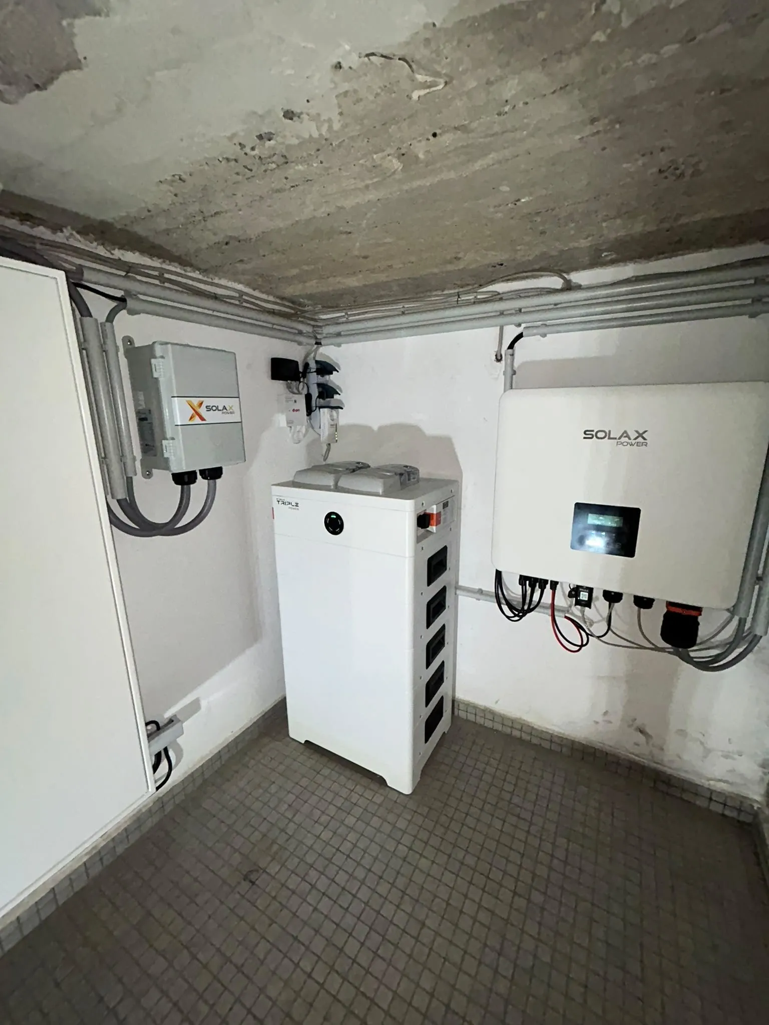 Wechselrichter und Stromspeicher in einem Kellerraum