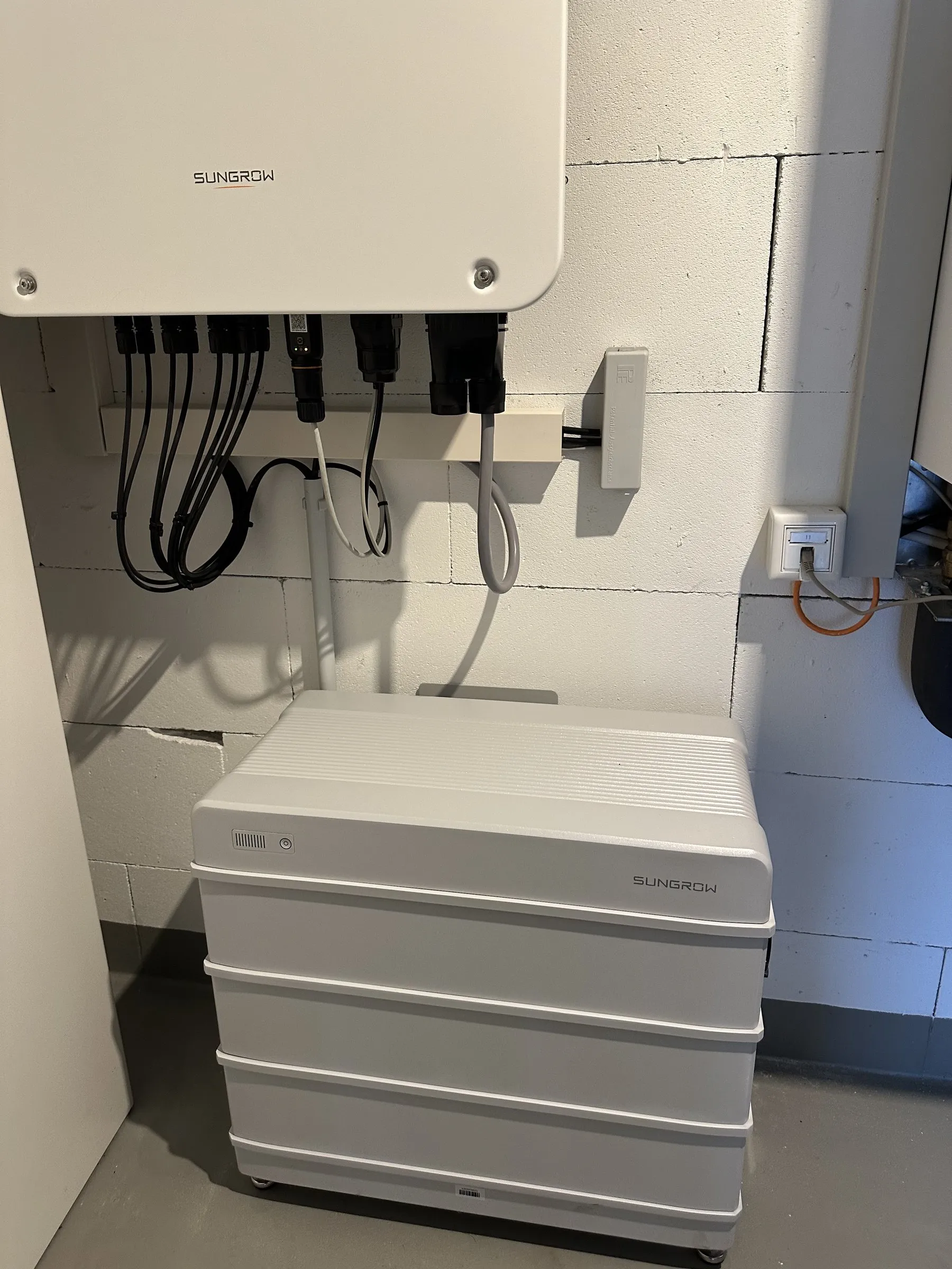 Hybridwechselrichter und Batteriespeicher in einem Hausanschlussraum