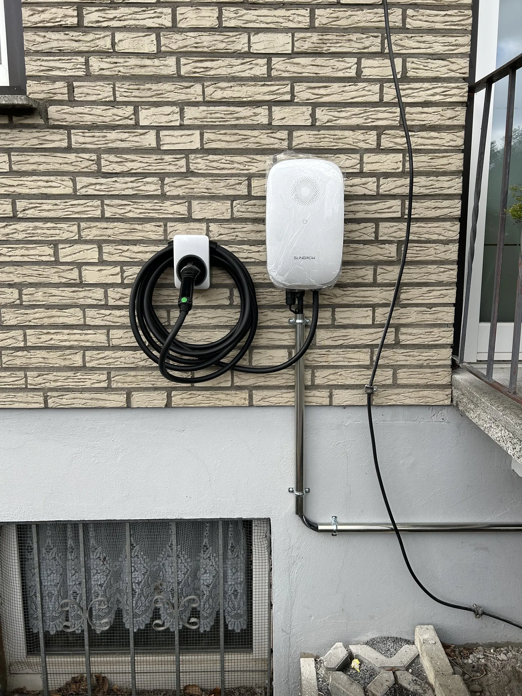 Wallbox an einer hellen Klinkerwand