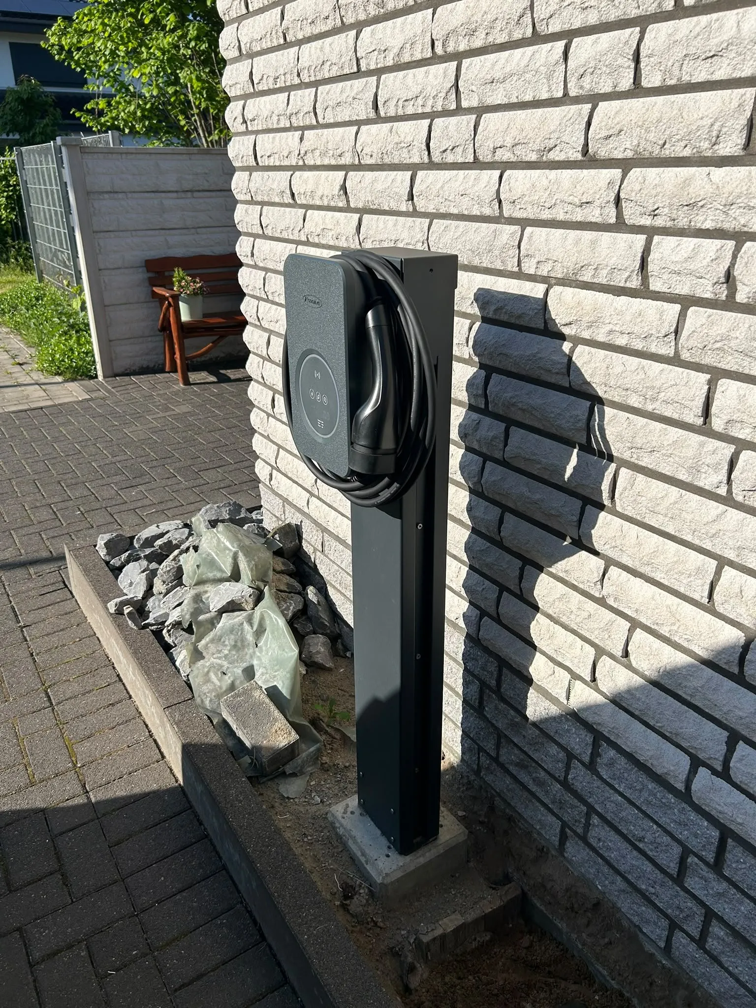 Wallbox auf einer Standsäule