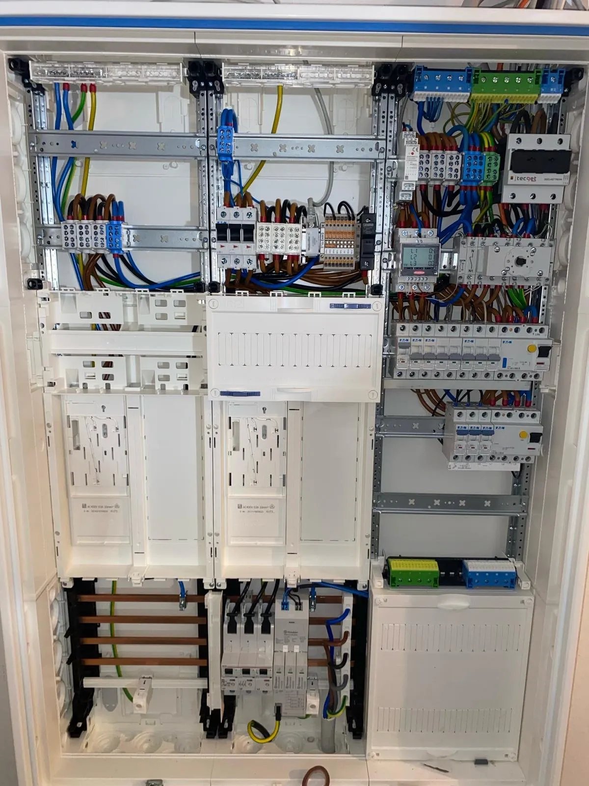 Neu aufgebauter Zählerschrank mit Verteilung